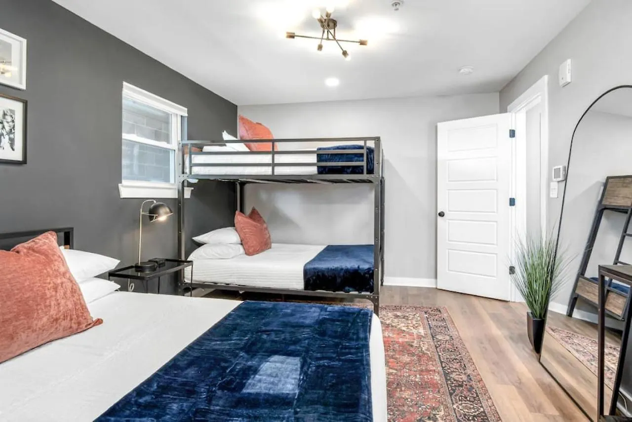 4 Beds Walk To Downtown Nashville Pool And Parking Apartment